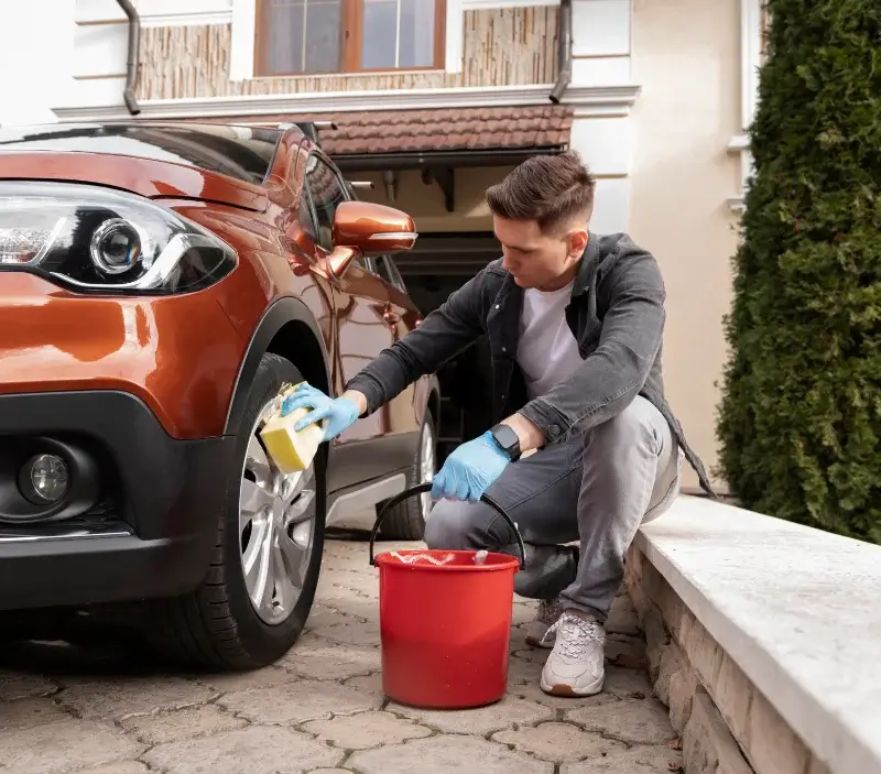 Lavage auto à domicile Vassieux-en-Vercors : professionnel intervenant sur un véhicule